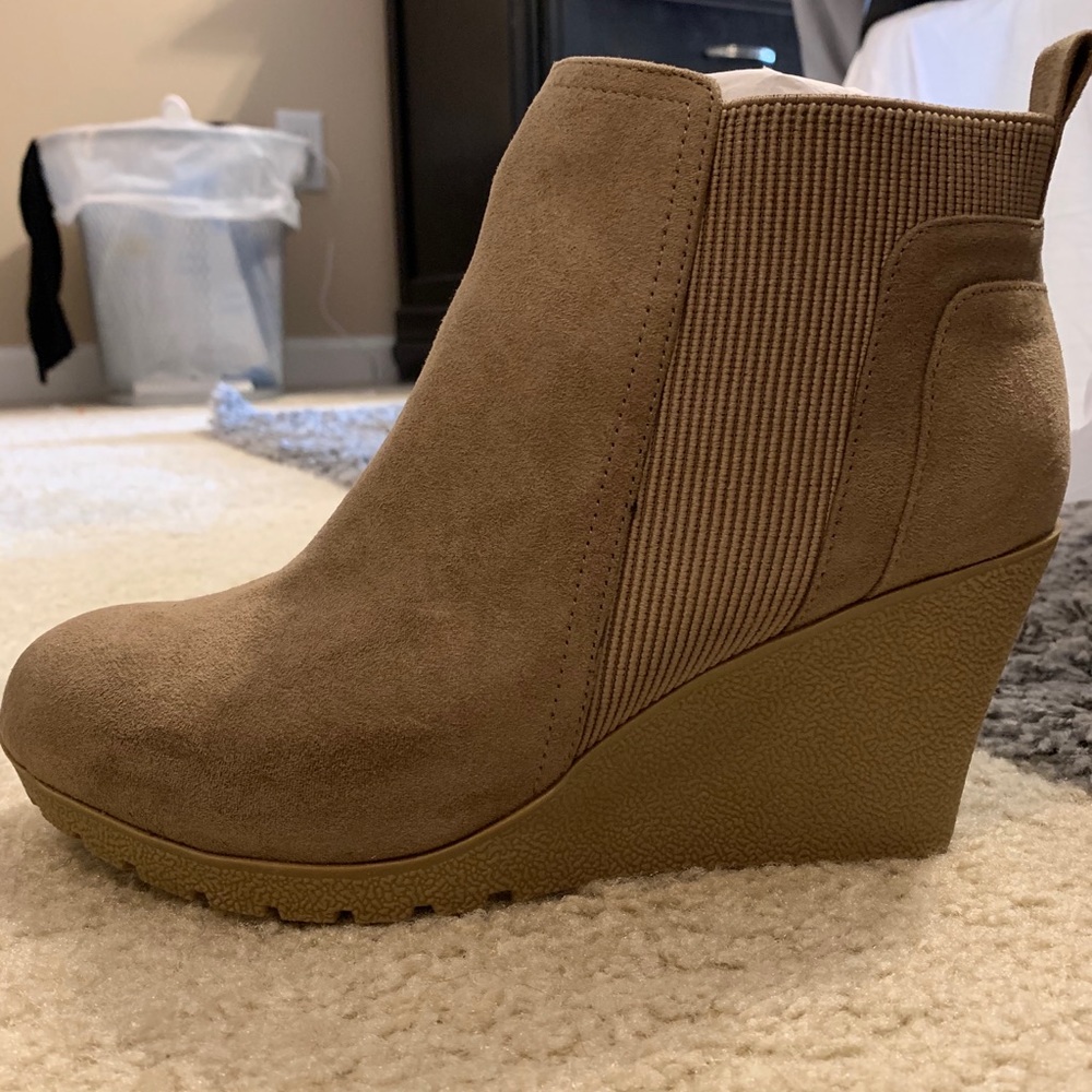 NWT taupe wedge booties size 10